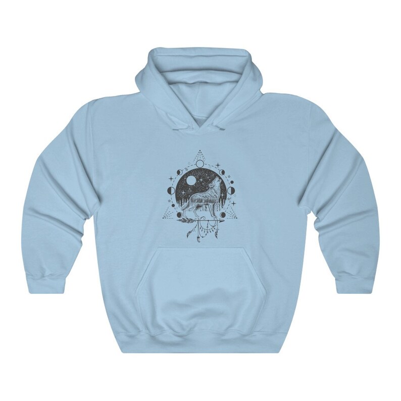 Pode incluir: Camisola de capuz azul claro com um gr&aacute;fico preto e branco de um lobo a uivar para a lua com um design de fase lunar e um tri&acirc;ngulo.