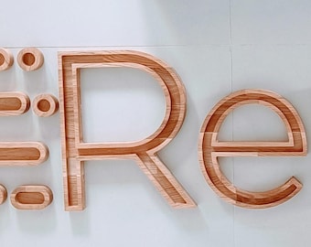 Individuelles Logoschild aus Holz | Buchstaben aus massiver Eiche für Unternehmen | Handgefertigtes Holz-Branding | Natürliche Büro-Wanddekoration