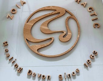 Individuelles Logoschild aus Holz | Buchstaben aus massiver Eiche für Unternehmen | Handgefertigtes Holz-Branding | Natürliche Büro-Wanddekoration