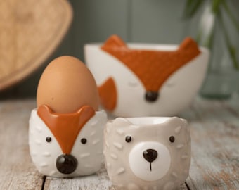 Ensemble de coquetiers animaux des bois. Renard et hérisson peints à la main.