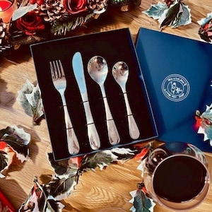 Juego de cubiertos infantiles personalizados Viners de 4 piezas grabado con una caja de regalo a medida