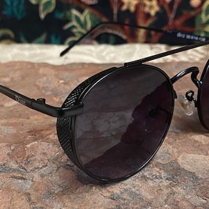 Designer Vintage Wing Round Sunglasses