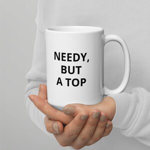 Lustige Gay Kaffeetasse: Bedürftig aber ein Top, LGBTQ Pride Geschenk