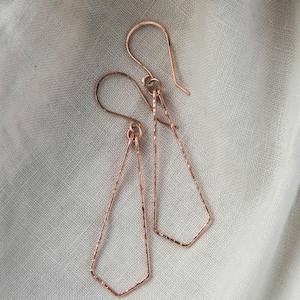 Örhängen med pil och chevronmotiv i rå koppar, boho geometriska hamrade ringar
