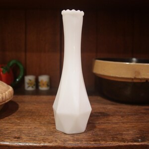Vintage Milchglas Blumenvase I Hohe Vase Milchglas I Vintage Wohndekor I Geometrisches Design I Hohe Flötenvase