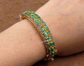 Brazalete de diamantes pavé y esmeraldas naturales: joyería de inspiración antigua