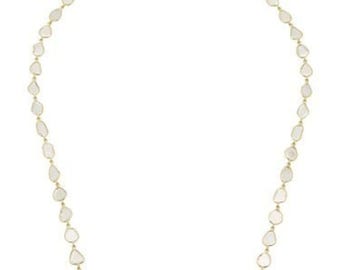 Puede incluir: Un collar de cadena dorada con piedras blancas en forma de lágrima.