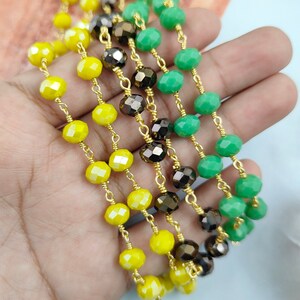 Peut inclure: Un brin de chaîne dorée avec des perles de verre vertes et jaunes alternées. Les perles sont facettées et ont une finition brillante.