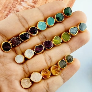 Puces d'oreilles brutes, ensemble de boucles d'oreilles, pierre de naissance brute en plaqué or, cadeau pour fille, bijoux minimalistes délicats, vente par paire