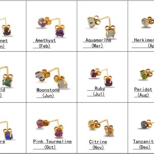 Op de afbeelding: Twaalf paar gouden oorbelletjes met verschillende gekleurde edelstenen, elk representatief voor een andere maand van het jaar. De edelstenen zijn granaat, amethist, aquamarijn, herkimer diamant, smaragd, maansteen, robijn, peridoot, saffier, roze toermalijn, citrien en tanzaniet.