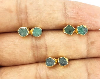 Brincos de esmeralda com pingente bruto - Brincos com pedra de nascimento de maio - Brinco banhado a ouro