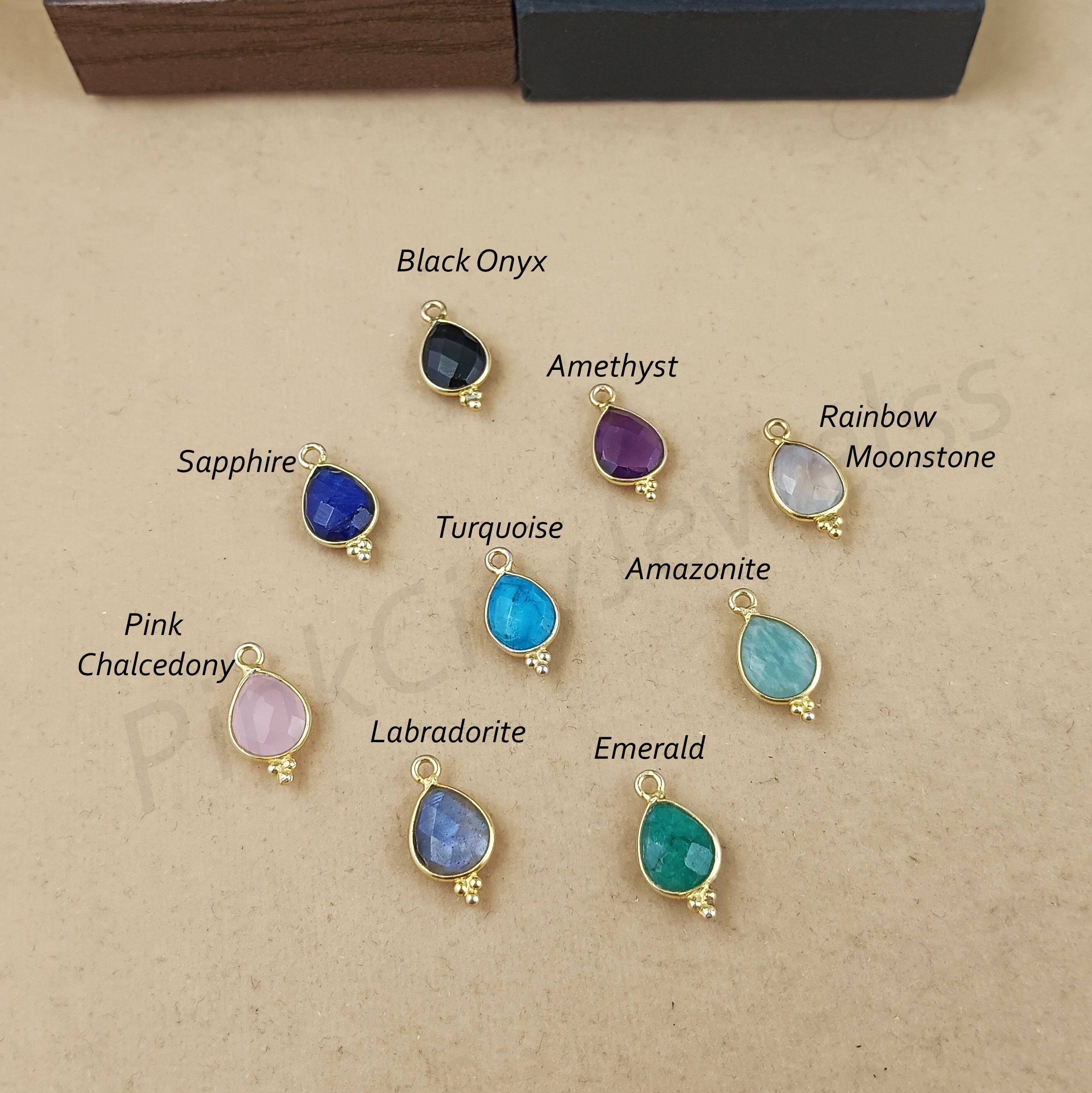 VONSSY Collana con ciondolo in pietra preziosa a forma di pera ovale a goccia | Cristalli Rubino Smeraldo Zaffiro Collana Birthstone