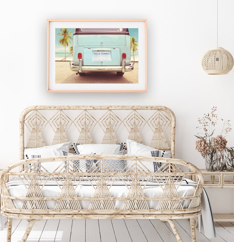 Pode incluir: Uma van azul vintage com uma placa que diz "HELLO SUMMER" estacionada em uma praia com palmeiras ao fundo.