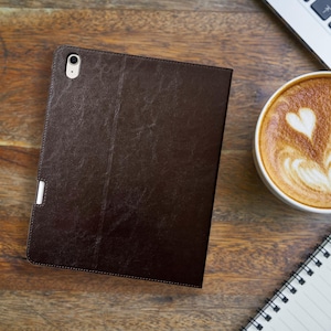 Étui en cuir pour iPad Air 13" (M2) - 2024 - Avec porte-crayon - Cuir véritable fin marron foncé - Sommeil-Réveil - Pour modèles A2898 & A2899
