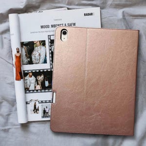 Étui en cuir pour iPad Air 13" (M3) - 2025 - Avec porte-crayons - Cuir véritable fin or rose - Sommeil-Réveil - Pour modèles A3268 et A3269