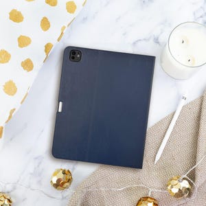 Étui en cuir pour iPad Pro 11" (M4) - 5e génération - 2024 - Avec porte-crayon - Cuir véritable bleu - Sommeil-Réveil - Pour modèles A2836, A2837