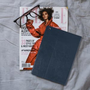 Étui pour iPad 10,2 po. 7e génération - Avec/sans porte-crayons - Étui mince bleu à rabat en cuir de vachette véritable - Avec fonction veille/sommeil