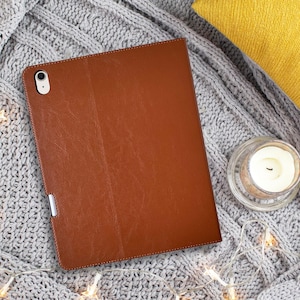 Étui en cuir pour iPad Air 13" (M2) - 2024 - Avec porte-crayons - Cuir véritable marron fin - Sommeil-Réveil - Pour modèles A2898 & A2899