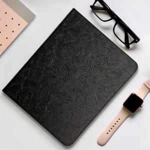 Étui en cuir pour iPad Air 13" (M3) - 2025 - Avec porte-crayons - Fin cuir véritable noir sculpté - Sommeil-Réveil - Pour modèles A3268 et A3269