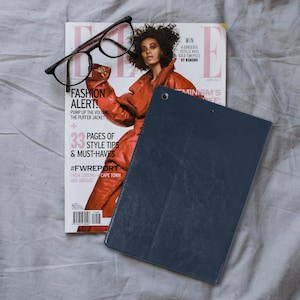 Étui pour iPad 10,2" - Étui 8e génération - Modèle 2020 - Fin en cuir de vachette véritable bleu foncé - Avec fonction veille magnétique