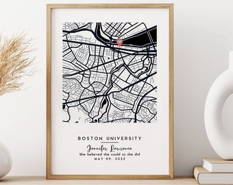Op de afbeelding: Een zwart-witte kaartprint met een rode pin die Boston University markeert. De tekst onder de kaart luidt "BOSTON UNIVERSITY Jennifer Lawrence She believed she could so she did MAY 09, 2022".