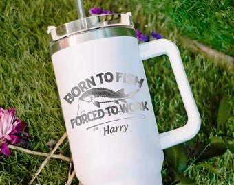 Könnte beinhalten: Weiße Reise-Trinkflasche aus Edelstahl mit schwarzem Griff und Strohhalm. Die Flasche hat eine schwarz-weiße Grafik eines Fisches mit dem Text "Born to Fish Forced to Work" und dem Namen "Harry" darunter.