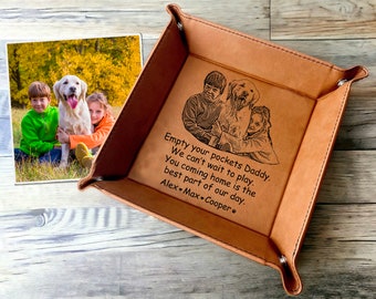 Puede incluir: Una bandeja valet de cuero marrón con un mensaje personalizado y una foto de una familia con su perro. El mensaje dice "Empty your pockets Daddy. We can't wait to play. You coming home is the best part of our day. Alex Max. Cooper."
