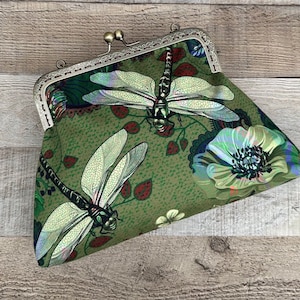 Bolso de noche verde. Bolso de mano verde. Bolso de mano con correa. Bolso de mano con libélula. Bolso bandolera vintage