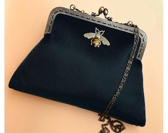 Abendtasche aus schwarzem Samt. Schwarze Clutch Tasche. Clutch Tasche mit Trageriemen. Bienen Handtasche. Schwarze Abendtasche. Gothic Clutch Tasche