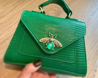 Borsa con pochette. Pochette verde. Borsa a tracolla. Borsa con manico superiore. Borsa a forma di calabrone. Borsa a tracolla verde. Borsa piccola. Borsa per donna