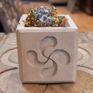 Lauburu cubic pot from the Basque Country, mini vases, mini flower vases, events, weddings, farewells, Basque Country, Yumilab