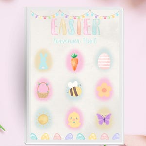 Può includere: Una scheda di caccia al tesoro pasquale con illustrazioni pastello di uova, un coniglietto, una carota, un'ape e un fiore. La scheda è circondata da uova colorate e tulipani su sfondo rosa. Il testo "Easter Scavenger Hunt" è in alto.