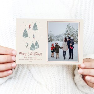 Tarjeta navideña con foto de esquiadores, tarjetas navideñas con foto de montañas nevadas, tarjeta navideña familiar, tarjetas navideñas de invierno con esquís nevados