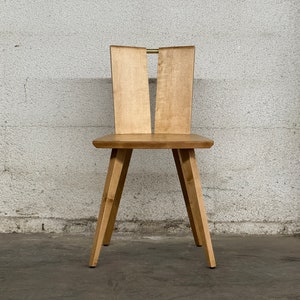 Sculptural solid wood slab chair, composed of three slabs of solid wood, 4 legs, and a satin brass connector