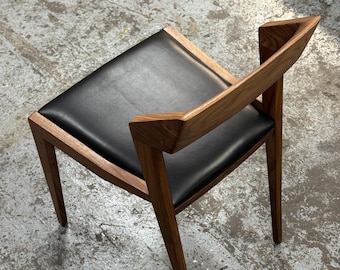 Silla de comedor moderna de madera con cojín de cuero: acabado Osmo frotado a mano, fabricada en EE. UU.