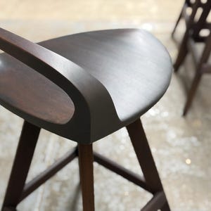 Tabouret de bar pivotant moderne Mid-Century : tabouret de bar avec siège de tracteur, fabriqué aux États-Unis walnut, espresso