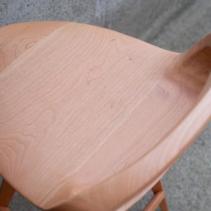 Tabouret de bar pivotant moderne Mid-Century : tabouret de bar avec siège de tracteur, fabriqué aux États-Unis cherry