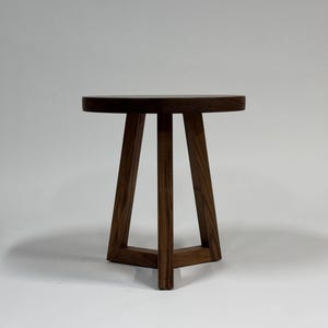 Table d&#39;appoint ronde en bois massif : guéridon fabriqué à la main