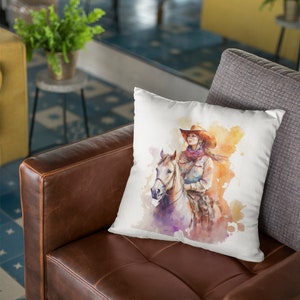 Cuscino da equitazione Cowgirl, Bella Cowgirl acquerello in sella al suo cavallo, Cuscino per gli amanti dei cavalli, Accento decorativo per cavalli, Cuscino accento per la vita occidentale