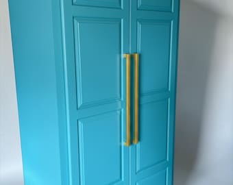 Armario azul Tiffany de estilo caprichoso: cada puerta tiene 4 paneles en relieve, madera de arce, puertas de cierre suave, estantes ajustables, armario utilitario, vestidor.