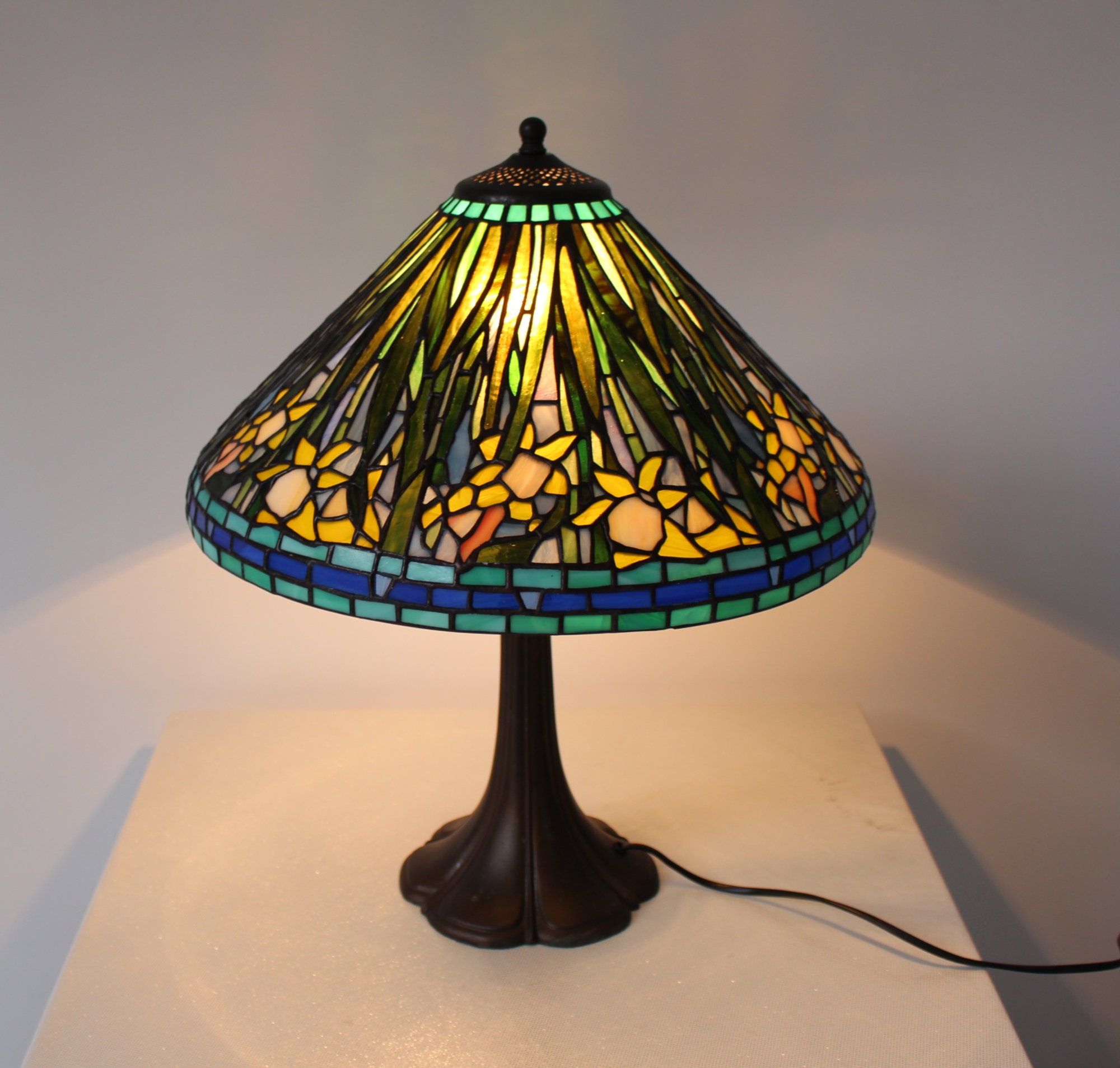 Tiffany daffodil clearance table lamp