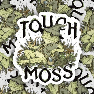 Könnte beinhalten: Aufkleber mit einer skurrilen Illustration eines Frosches mit Zaubererhut, der eine Pfeife raucht und eine Flasche mit einem Trank hält. Der Text "TOUGH MOSS" ist deutlich zu sehen. Der Frosch ist von Blättern umgeben.