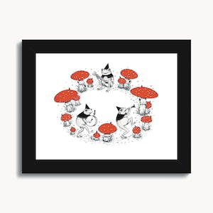 Peut inclure: Impression encadrée en noir présentant une illustration fantaisiste d'animaux jouant des instruments de musique. Les animaux sont entourés de champignons à chapeau rouge. L'œuvre est sur fond blanc.