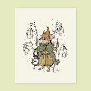 Può includere: Illustrazione di un topo vestito da mago, con cappello marrone e mantello verde, che tiene in mano una lanterna e un bastone. Il topo è tra fiori bianchi stilizzati. L'opera d'arte è in stile vintage dettagliato con un tema stravagante.