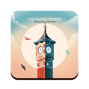 Könnte beinhalten: Eine farbenfrohe Illustration eines Uhrturms mit dem Text "THE CLOCK TOWER MORECAMBE LANCASHIRE" darüber. Der Turm ist rot und blau mit zwei Zifferblättern. Der Hintergrund ist ein Sonnenuntergang mit Wolken.