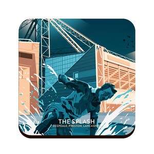 Puede incluir: Una ilustración azul y naranja de un estadio de fútbol con un jugador que se zambulle en un chapoteo de agua. El texto "THE SPLASH" y "DEEPDALE, PRESTON, LANCASHIRE" está debajo del jugador.