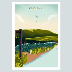 Puede incluir: Una ilustración escénica de Pendle Hill en East Lancashire, con un muro de piedra, un camino de tierra y colinas verdes en el fondo. La ilustración incluye un poste indicador de madera y algunas aves volando en el cielo.