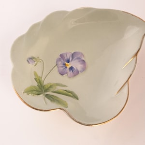 Royal Winton, Grimwades leaf-shaped ceramic dish. 1950s