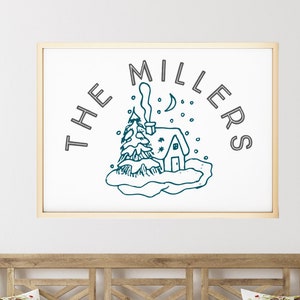 Personalisierte Familienname Weihnachten druckbare Kunst, Familienname über winterliche Szene Strichzeichnung in blau, benutzerdefiniertes Familiengeschenk, auf Bestellung gefertigt