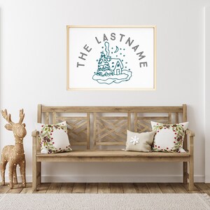 Personalisierte Weihnachten druckbare Kunst, personalisiert mit Familiennamen über Winterliche Szene Strichzeichnung in Blau, benutzerdefiniertes Familiengeschenk
